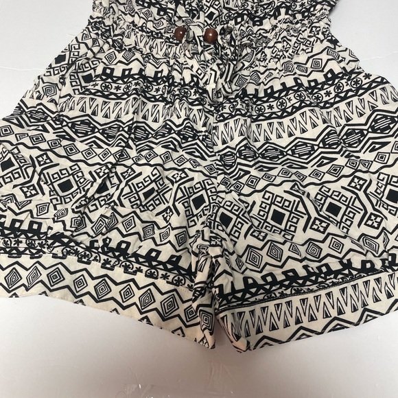 Nana USA women’s one piece romper. Elastic top. Women’s size medium. - Picture 4 of 6